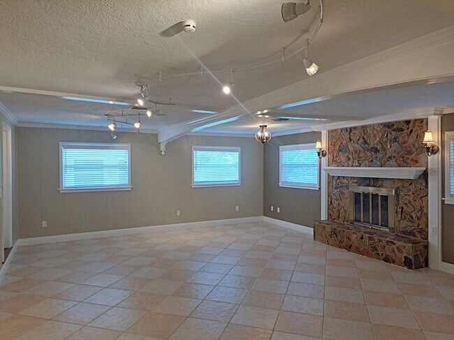 Building Photo - 344 Vesta Cir