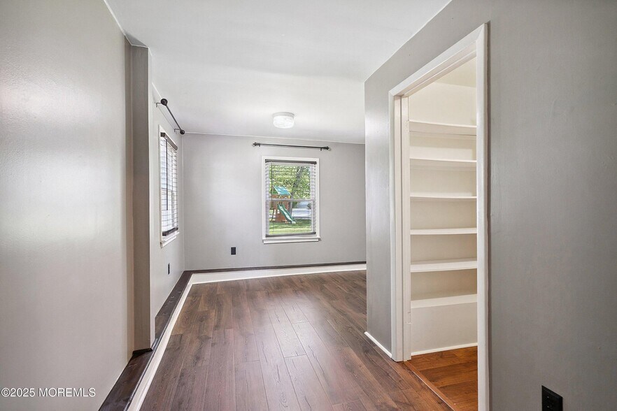 Building Photo - 6 Redwood Rd