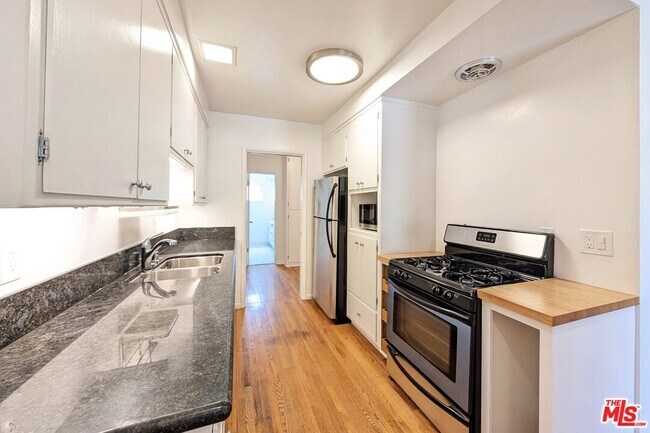 Building Photo - 224 Bicknell Ave
