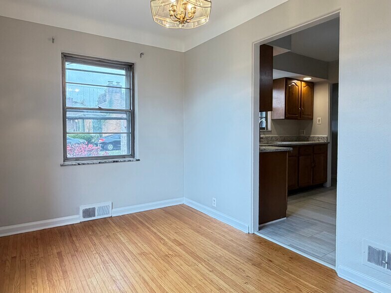 Building Photo - 5430 E 11th St