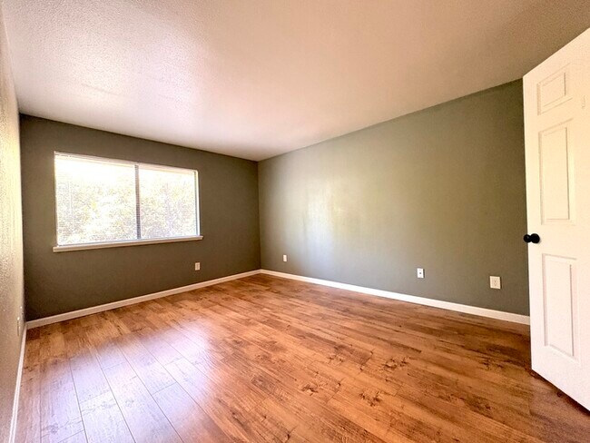 Building Photo - Beautiful Updated 2 Bedroom 1 Bathroom in Auburn