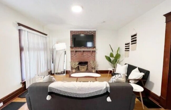 Building Photo - 1119 E Fulton St