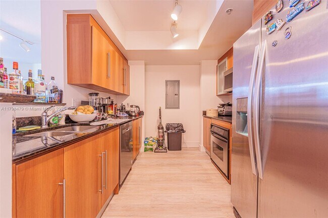 Building Photo - 325 Biscayne Blvd