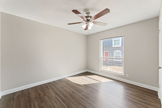 Building Photo - 5005 Manor Rd