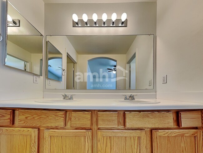 Building Photo - 11038 E Delta Ave