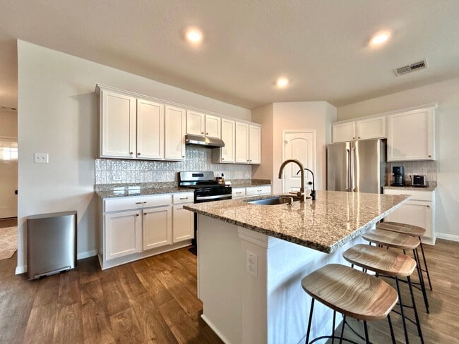 Building Photo - 401 Town Lk Bnd