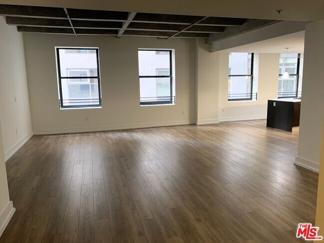 Building Photo - 727 W 7th St