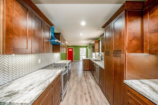 Primary Photo - 1247 Common Park Dr
