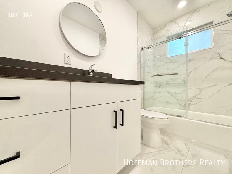 Building Photo - 1135 S Doheny Dr