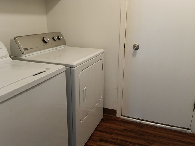 Building Photo - 2 Bedroom, 2 Bathroom! Lovely Home Coming Soon!