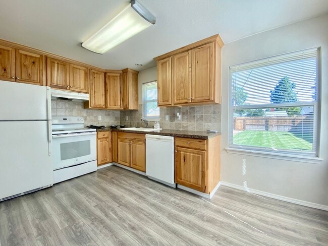 Building Photo - Updated Selah Home with Large Yard