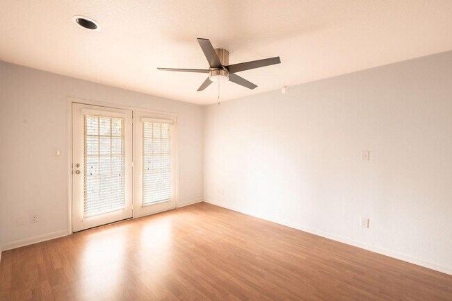 Building Photo - 7685 Northcross Dr