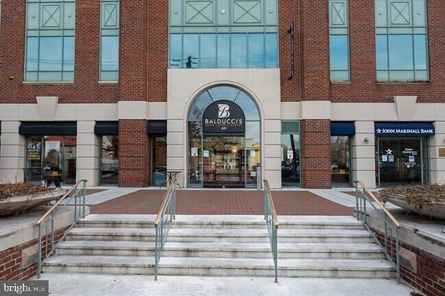 Building Photo - 906 S Washington St