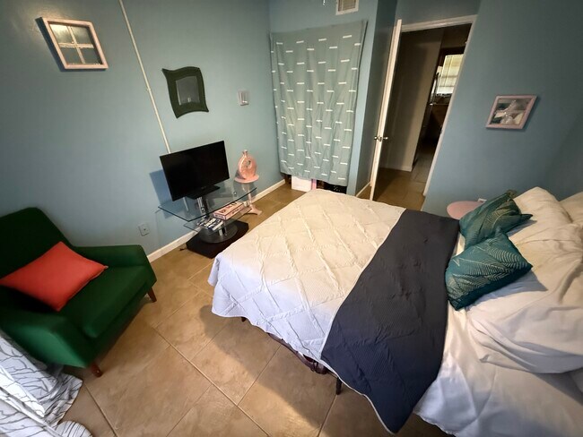 Small bedroom - 216 Glenview Blvd