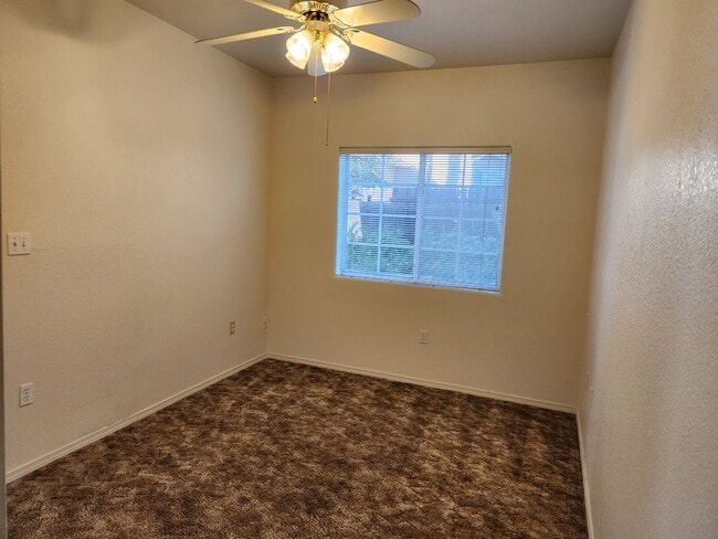 Building Photo - Rare Ground Level Unit - 2 Bed / 1 Bath w/private yard