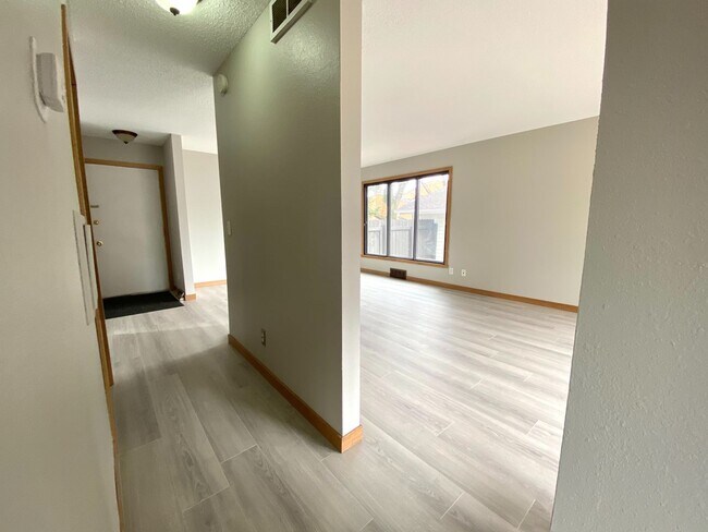 Building Photo - 4 Bedroom Townhome by Moorhead High School!
