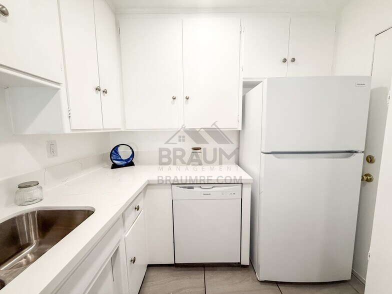 Building Photo - 6041 Whitsett Ave