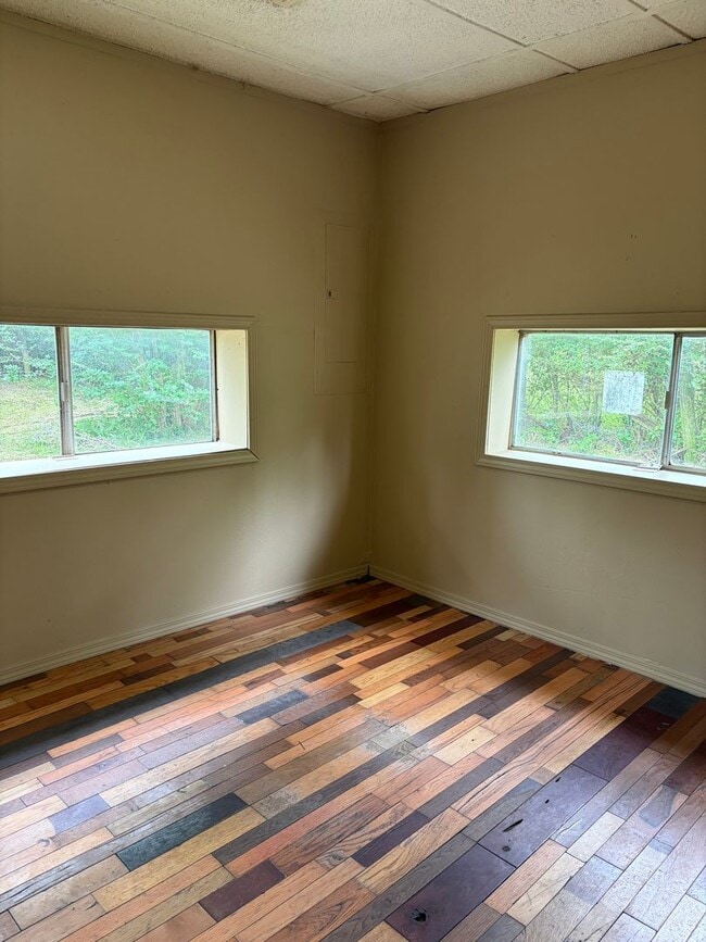 Building Photo - Charming 4-bedroom, 1-bath home located in the heart of Van Buren featuring a spacious layout, ha...