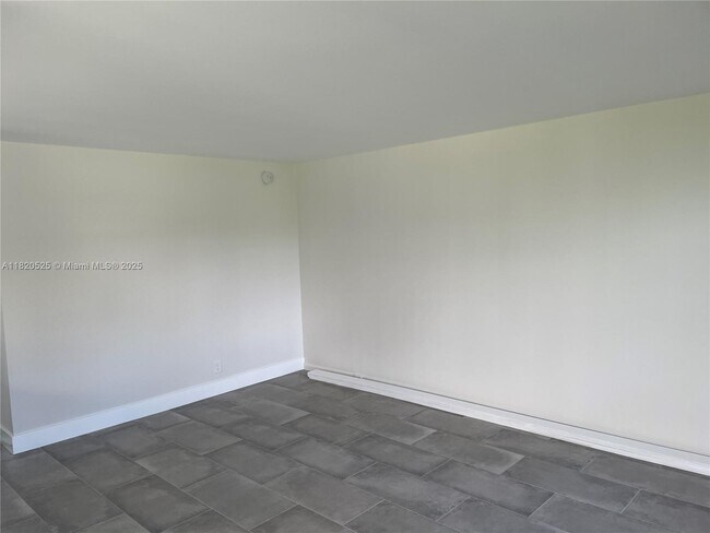 Building Photo - 136 Brighton D