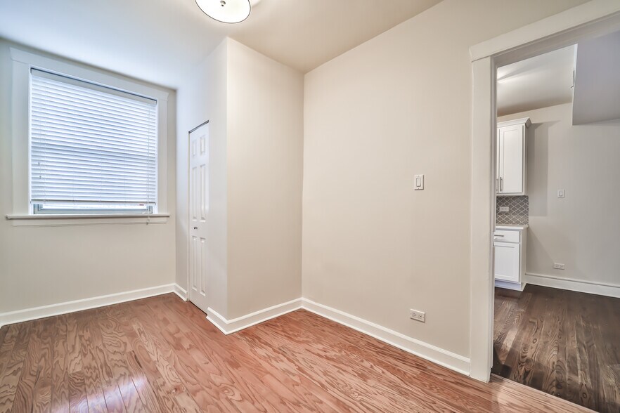 Building Photo - 734 W Waveland Ave