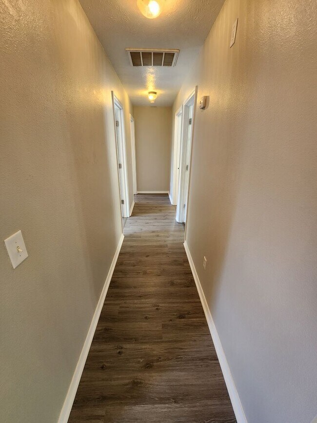 Building Photo - Spacious 3-Bedroom, 2-Bathroom Home AVAILABLE NOW!!