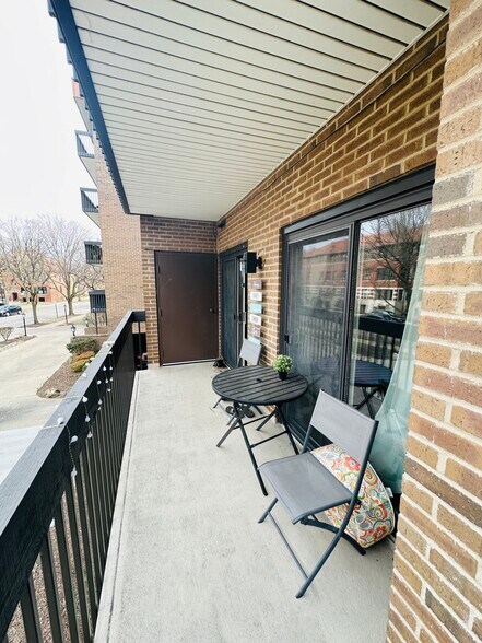 Building Photo - 222 Main St