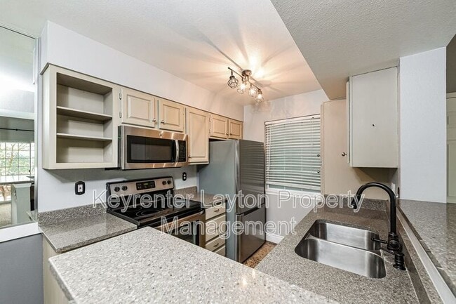 Building Photo - 650 S Main St