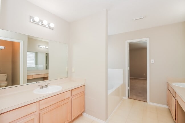 Building Photo - 16322 Lynn Crest Ct