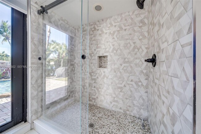 Building Photo - 1704 SW 5th Ct