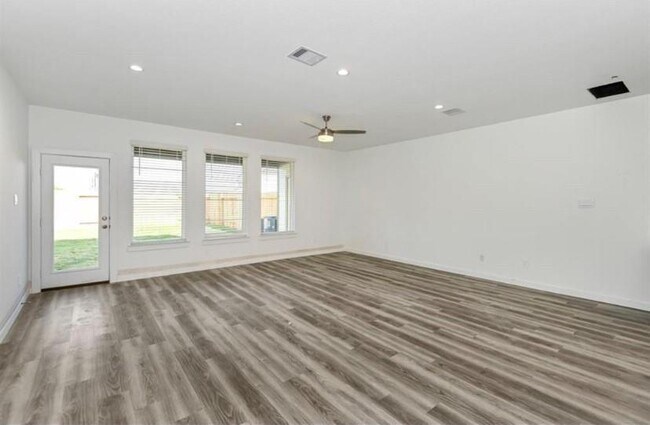 Building Photo - 2924 Crown Gate Dr