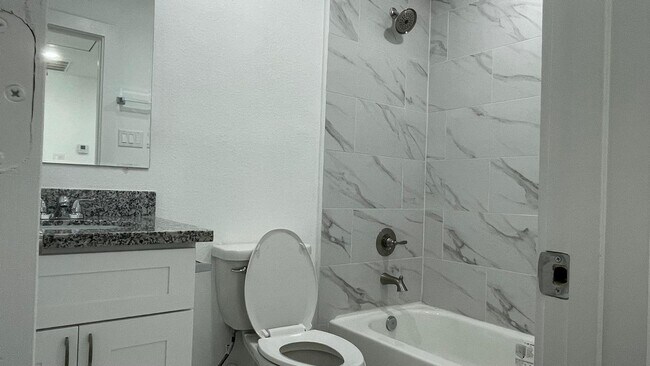 Building Photo - Beautiful house, perfect for families!!