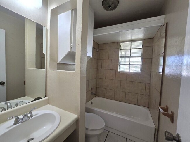 Building Photo - 606 Westview Cir