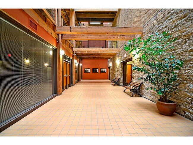 Building Photo - 400 N 1st St