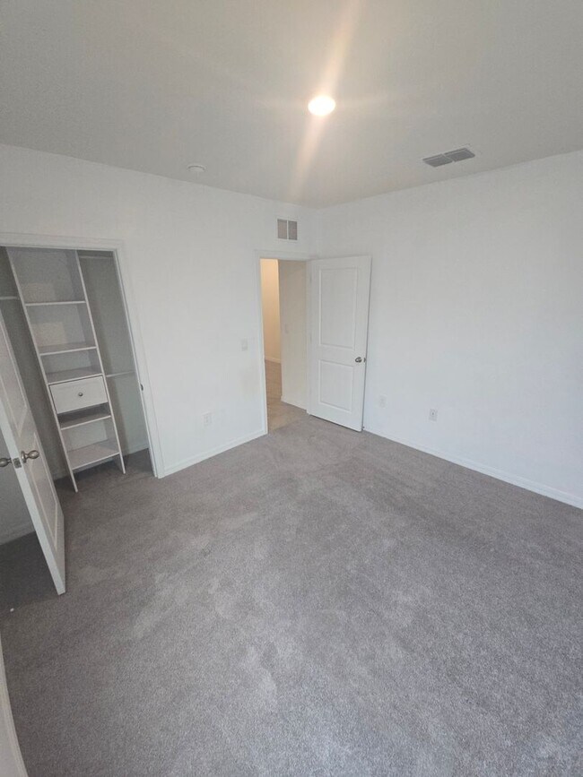 Building Photo - Gorgeous 3-Bedroom, 2-Bathroom Townhouse in Bradenton