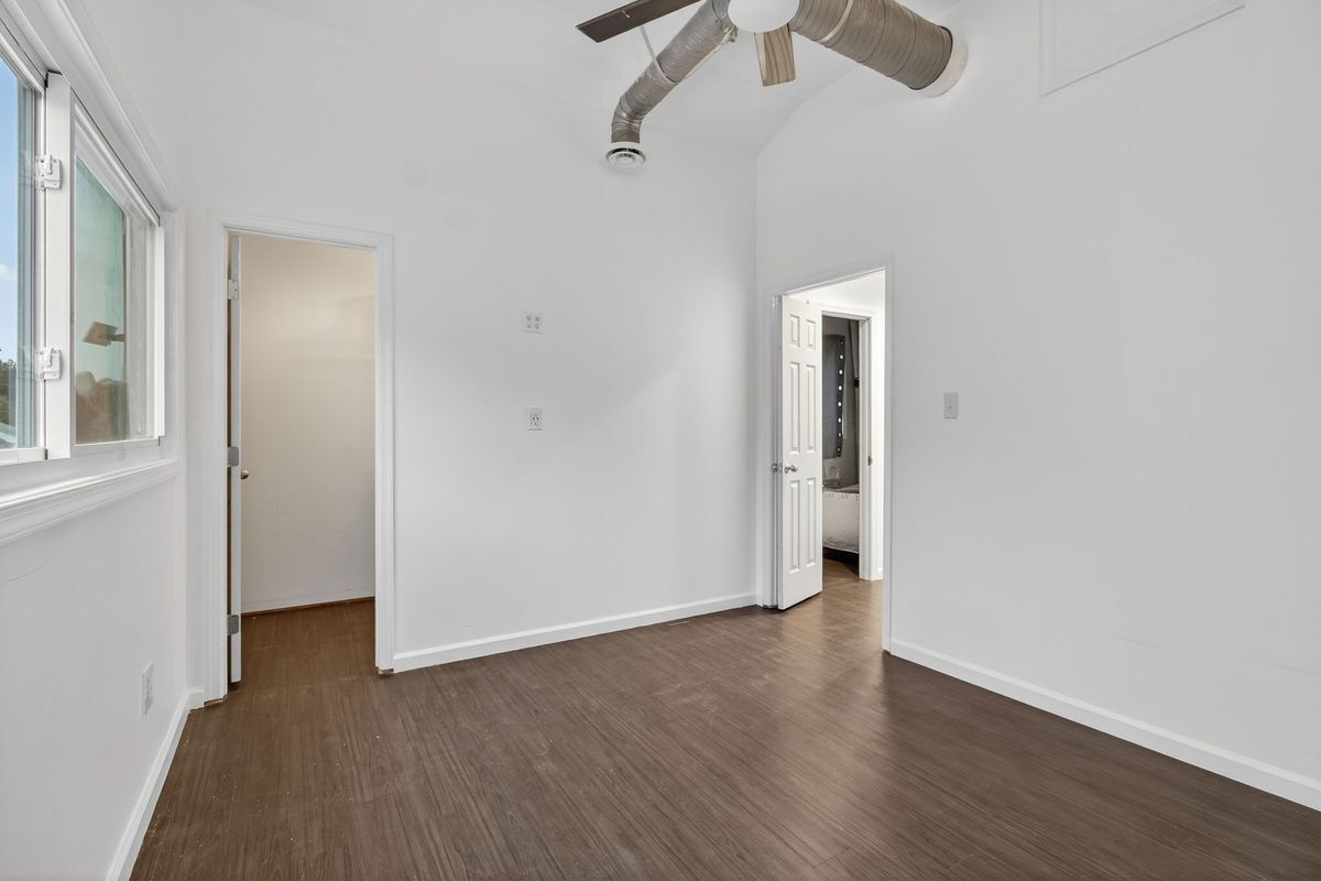 Building Photo - 837 Romney Ln