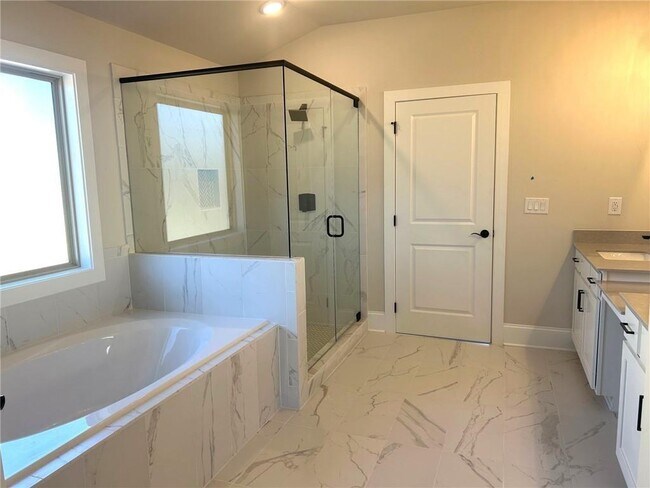 Building Photo - 4265 Oak Dr