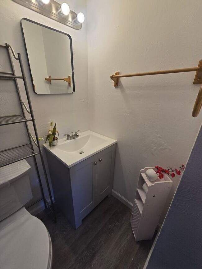 Building Photo - Rooms for Rent – Furnished, Lockable, & Private Backyard! 6 Spots Open.