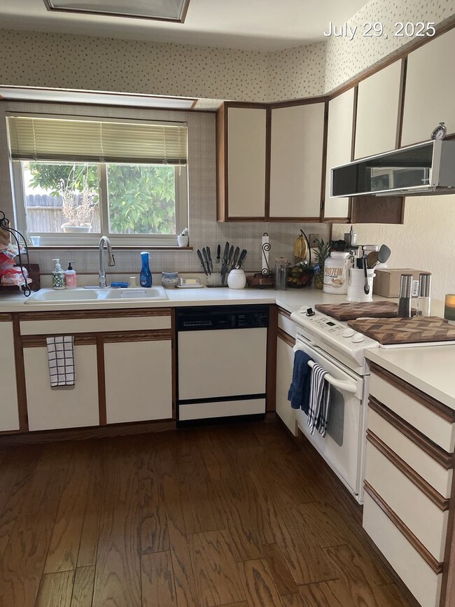 Building Photo - 718 Linwood St