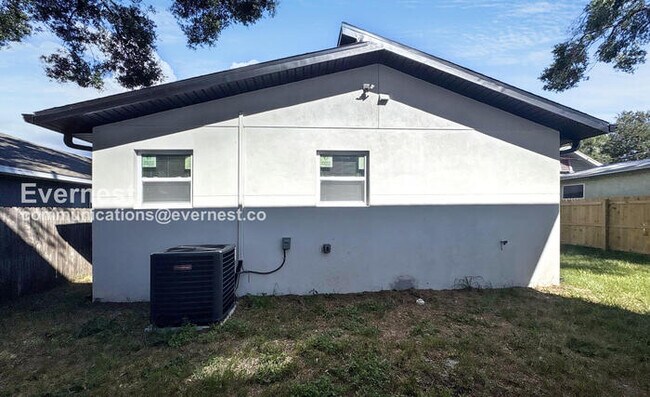 Building Photo - 4 Bed/2 Bath Home with Driveway / Availabl...