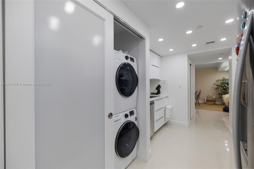 Building Photo - 3200 Collins Ave