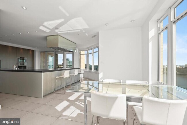 Building Photo - 100 Harborview Dr