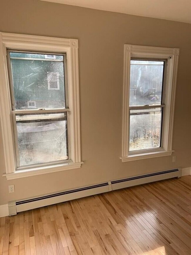 Building Photo - BU 1-bed split(2 Bedroom w/o LR) w/heat