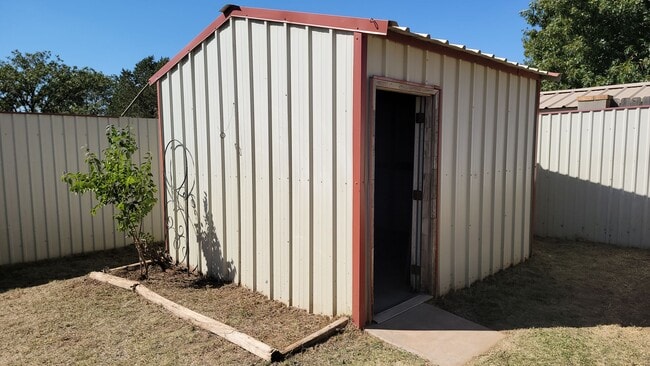 Building Photo - Awesome 3/2/1 with a carport in Wolfforth