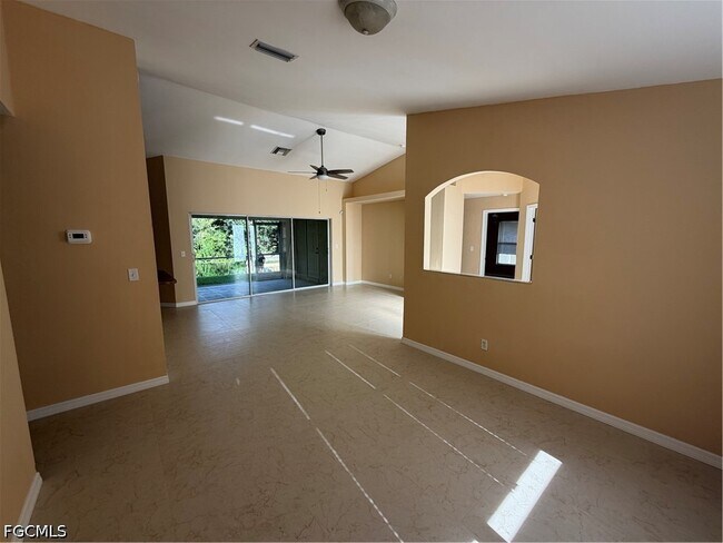 Building Photo - 905 SW 8th Ct