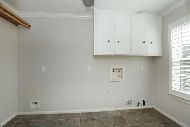 Building Photo - 722 Crossroads Dr