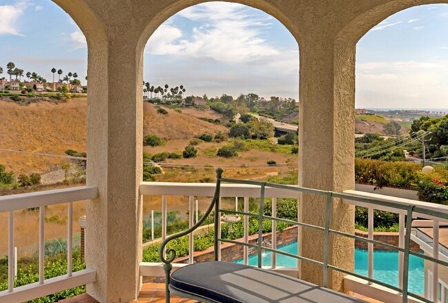 Building Photo - 6 South Peak