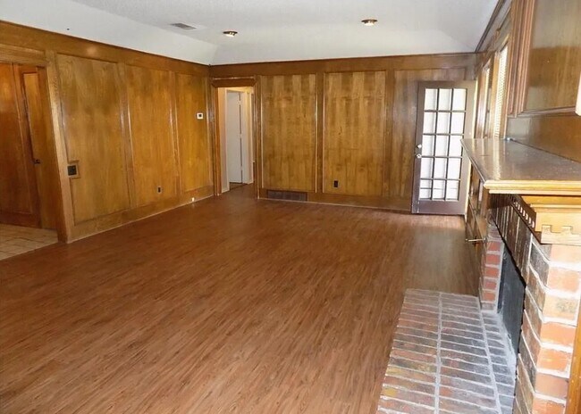 Building Photo - 513 Woodhollow Dr