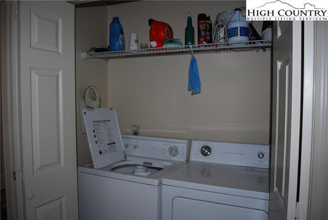 Building Photo - 421 E Landing Dr