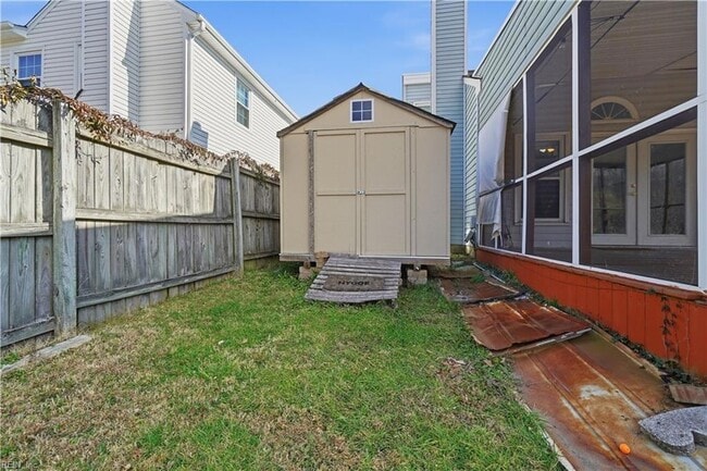 Building Photo - 1329 Thamesford Dr