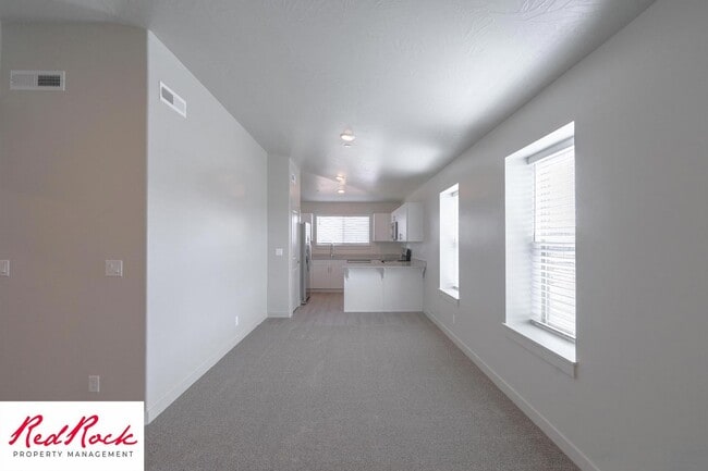 Building Photo - Charming 2 Bedroom End Unit Condo - Pet Friendly!